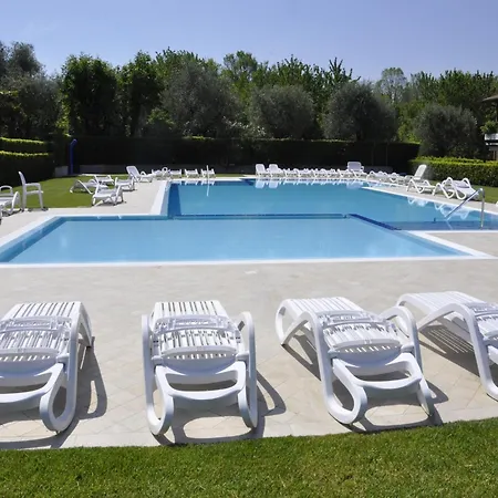 Amazing In With Swimming Pool לאזיסה